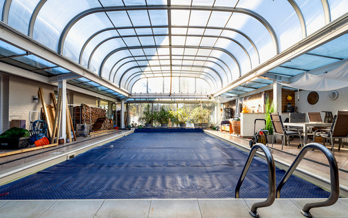 Mehr Pufferspeicher: Außenschwimmbecken mit Überdachung im Winterbetrieb.