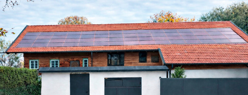 Die Solaranlage fügt sich optisch gut ins Dach ein. Damit solche Projekte gelingen, sollten die Behörden frühzeitig ins Boot geholt werden.