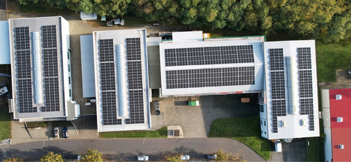 Die Dächer der Unternehmens in Görlitz wurden maximal mit Solarmodulen belegt.