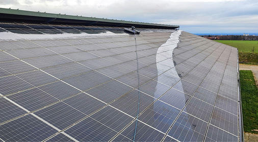 Hier sieht man die Verschmutzung des Solardaches sehr deutlich.