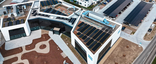 Der Carport ist – genauso wie die Dachanlagen – in die Eigenverbrauchsstrategie des Unternehmens eingebunden.