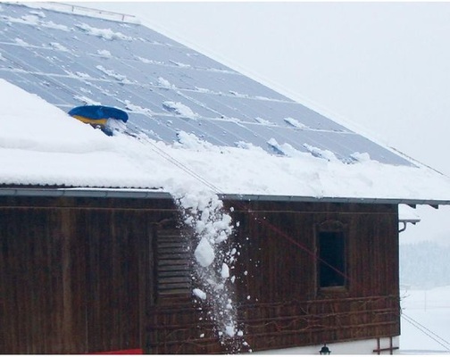 Solarmodule von Schnee befreien • Robinson Inselanlagen