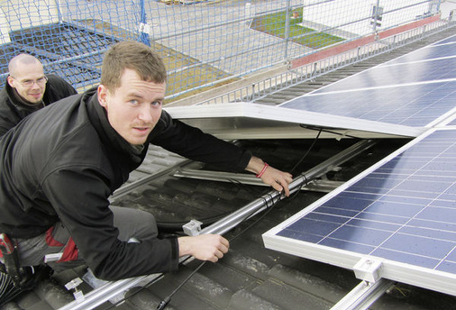 
Verkabelung der Solarmodule einer Schrägdachanlage: Jeder Handgriff muss sitzen.
