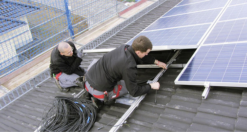 
Bei der Firma LoEnSys ist Qualitätsarbeit selbstverständlich. Dazu gehört auch die Sicherung der Mitarbeiter und der Baustelle durch Gurte und Netze.
