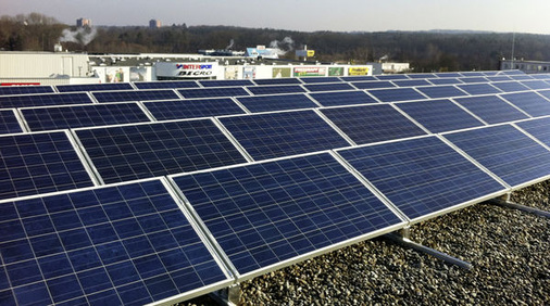 
Aufgeständerte Anlage auf dem Flachdach eines Gewerbebetriebes.
