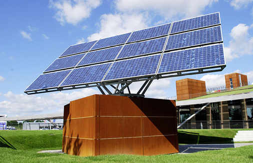 <p>
Redox-Flow-Batterie unter einem Modultracker: Dieses System wird von Younicos im Wissenschaftspark Adlershof in Berlin betrieben.
</p> - © Foto: Younicos

