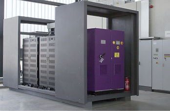 
Dieser Schrank leistet 200 Kilowatt. Er besteht aus Zellen von Samsung SDI, die Steuerung und die Leistungselektronik stammen von Younicos.
