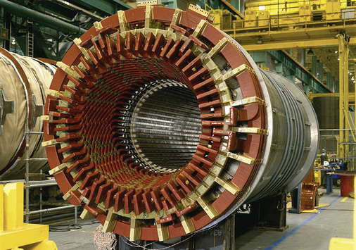 <p>
In den Atomkraftwerken und den fossil befeuerten Kraftwerken laufen solche gigantischen Generatoren. Sie erzeugen den Netzstrom.
</p> - © Foto: Siemens

