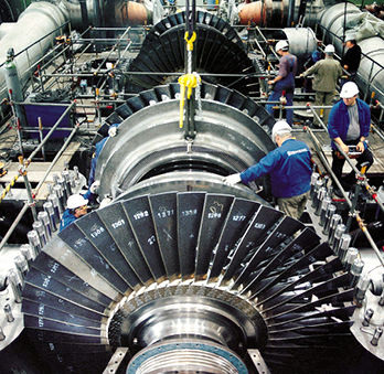 <p>
An diesem Blick in den offenen Kraftwerksblock kann man sehr gut erkennen, welche Massen auf der Generatorwelle laufen.
</p> - © Foto: Siemens

