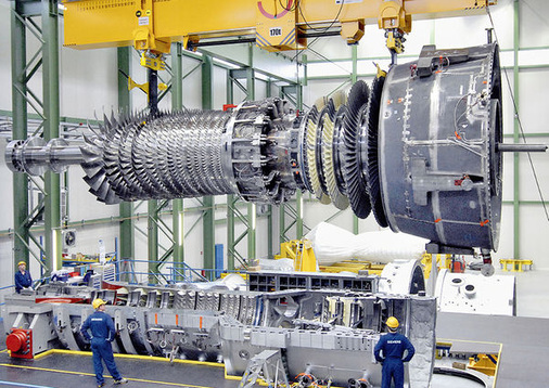 
Die von Siemens entwickelte Gasturbine SGT5-8000H ist ein richtiger Gigant. Sie wiegt 444 Tonnen und besteht zu 95 Prozent aus geschmiedeten und gegossenen Stahlteilen. Sie leistet rund 530 Megawatt.
