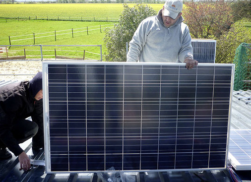 
Aufbau der Solarmodule auf dem Dach der Turnhalle. Trapezbleche als Eindeckung brauchen spezielle Unterkonstruktionen, um die Solarmodule aufzunehmen.
