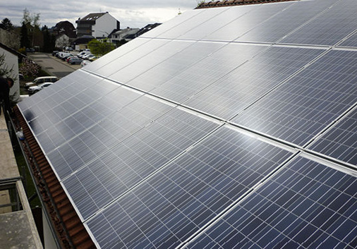 
So sieht das komplett installierte Dach aus. Die Solarmodule liegen knapp über der Eindeckung, der Spalt ist wichtig für die Hinterlüftung der Module.
