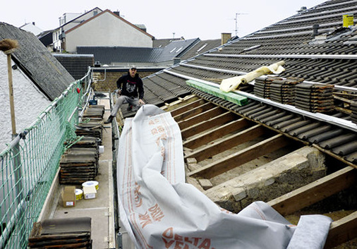 <p>
Dachreparatur mit Photovoltaik: Bei diesem Dach wurden die Sparren, die Lattung und die Eindeckung eingehend überprüft. Vorbildlich ist das Fanggerüst am Dach.
</p>