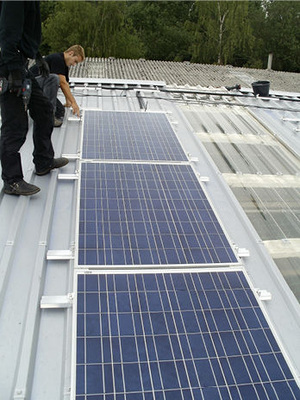 
Asbestverseuchte Dächer sanieren – das dürfen nur zugelassene Fachbetriebe. Priogo hat diese Genehmigung und erschließt sich dadurch neue Aufträge.
