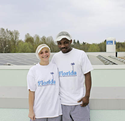 
Florida Eis ist ein Traditionsunternehmen. Aber bei der Energieversorgung beschreitet der Eishersteller neue Wege. Gerade im Sommer, wenn die Eisproduktion auf Hochtouren läuft, kommt die benötigte Energie vor allem vom Fabrikdach.
