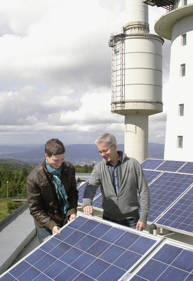 
Michael Schreiner (links) und Willi Wohlfart diskutieren über die Solaranlagen, die auf den Dächern der früheren Spionagestation installiert wurden. 
