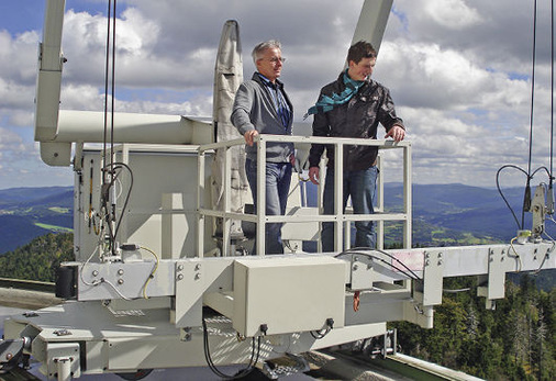 <p>
Der Kranausleger erlaubt den Transport in schwindelerregende Höhen.
</p>