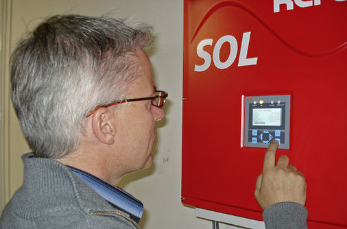 
Unmittelbar neben den Modulen im Turm laufen die Wechselrichter.
