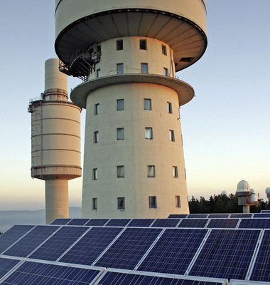 
Solarfeld vor dem Hauptturm des weitläufigen Gebäudekomplexes, zu dem auch ehemalige Kasernen und Versorgungsgebäude gehören.
