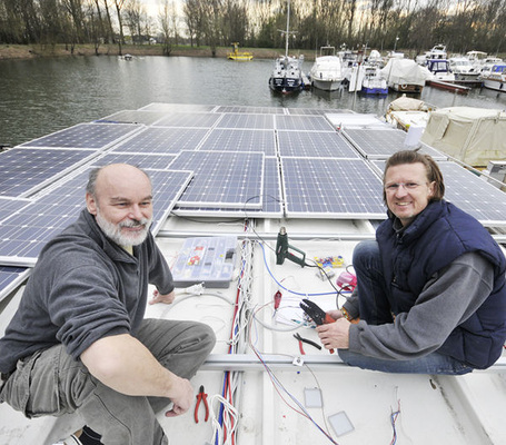 
Die Solarpioniere bei der Verkabelung der Module auf dem Sonnendach. Nur für den Anschluss der Modulstecker wurde Schutzart IP 68 gewählt. Alle anderen Kabel und Stecker liegen unter Deck.
