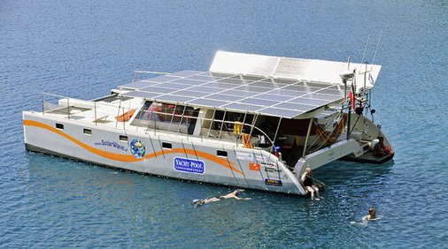 
Sorgt aufgrund ihrer Bauweise und des Solardecks überall für Aufsehen: Die Solarwave erhielt unter anderem den Global Energy Award.
