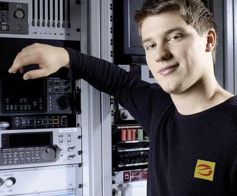 
Das Elektrohandwerk zieht junge Leute an, in vielen Betrieben steht ein Generationswechsel unmittelbar bevor, oder er ist in vollem Gange. Photovoltaik gehört als Geschäftsfeld meistens dazu, bietet zumindest ein wichtiges Standbein für den Betrieb.
