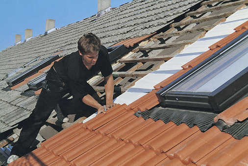 
Der Dachdecker kennt das Gebäude meist aus der Vogelperspektive. Mit der Haustechnik oder der Stromversorgung hat er im klassischen Handwerk kaum etwas zu tun.

