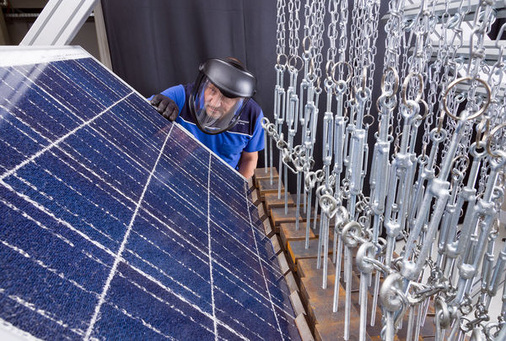 
In seinen Laboren führt der TÜV Rheinland zahlreiche Tests an Zellen und Modulen durch, hier einen Belastungstest für Paneele. Nun werden auch Installateure auf ihre Qualität hin zertifiziert. Dadurch erhalten die Kunden eine Orientierung, wer sorgfältig arbeitet.
