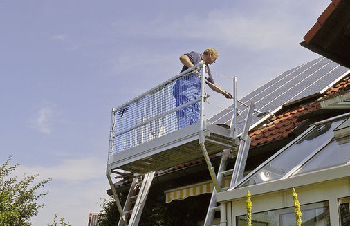 
Nicht an der falschen Stelle sparen: Um Anlagen fachgerecht und hochwertig zu installieren und zu warten, brauchen die Installateure die entsprechende Ausrüstung. Im Bild: Arbeitsbühne von Mauderer Alutechnik.
