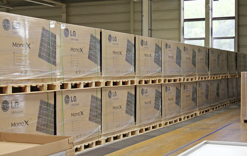 
Früher waren Solarmodule knapp. Nun müssen die Anbieter um ihre Kunden konkurrieren. Das schlägt sich auch bei den Geschäftsbedingungen und Garantiepflichten nieder. In der Solarbranche halten dieselben Spielregeln Einzug wie in anderen Wirtschaftszweigen.
