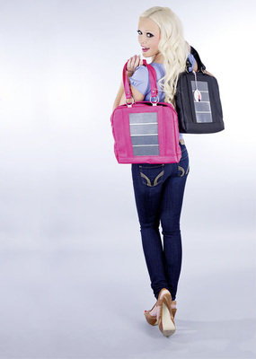 
Daniela Katzenberger mit der SunnyBAG-Sonderedition. Als besonderes „Zuckerl“ liegt jeder der limitierten Taschen ein Originalautogramm bei.
