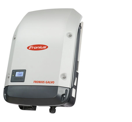 
Der neue Wechselrichter Symo von Fronius kommt vorerst ohne Batterien aus. Auf der Intersolar zeigen die Österreicher jedoch eine Erweiterung, die den Speicher und die Laderegelung beinhaltet.
