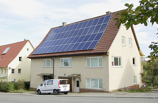 
Diese Dachanlage wurde genau auf den Strombedarf der Nutzer ausgelegt. Nicht mehr die gesamte Fläche wurde mit Solarmodulen eingedeckt, sondern nur ein Teil.
