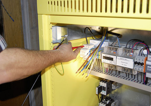 
Einbau der Anlage in die Hauselektrik mit Zählern und Sicherungen. Der Anschluss an das Hausstromnetz erhöht die Anforderungen an den Installateur.
