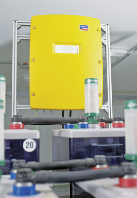 
Batteriewechselrichter Sunny Island von SMA und die zugehörigen Batterien: Der Kasseler Inverterhersteller war Vorreiter bei der Integration von Stromspeichern in die Solartechnik.
