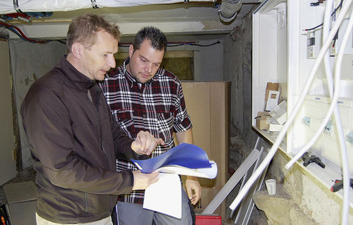 
Techniker der Tritec International AG bereiten den Einbau des Speichersystems Tricell vor. Es besteht aus Lithium-Ionen-Zellen und wird je nach Größe des Solargenerators dimensioniert. 
