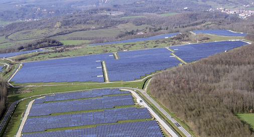 
In diesem Solarfeld im italienischen Cavriglia wurde die erweiterte Funktionalität des Aurora-Wechselrichters entwickelt und erprobt.

