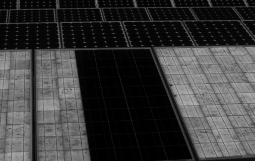 
Dieses Solarmodul liefert aufgrund defekter Bypassdioden keine Erträge mehr. Es ist praktisch stillgelegt. In der Elektrolumineszenzaufnahme hebt es sich deutlich von den intakten Modulen ab: als dunkle Fläche.
