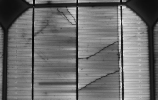 
Die Elektrolumineszenz erlaubt nicht nur die Analyse von schadhaften Modulen, sondern hilft auch, die Defekte im Modul zu lokalisieren. Auf dieser Zelle sind Längsrisse deutlich als helle Streifen erkennbar. 

