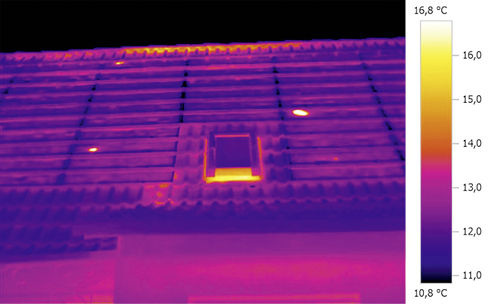
Thermografische Aufnahme von Solarziegeln der Firma Braas. Sehr gut erkennt man das eingebaute Dachfenster. Für die Aufnahme wurde ein Rückstrom von 3.5 Ampere gewählt.
