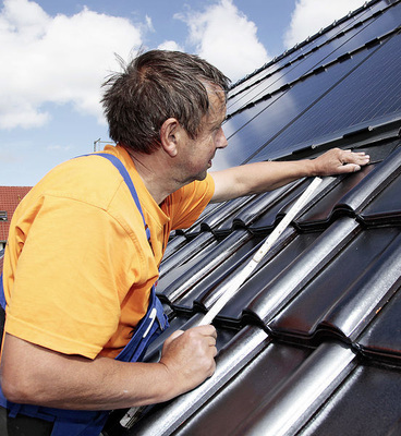 
Montage des Indachsystems Easy-In des Systemanbieters Solarwatt aus Dresden. Es wurde gemeinsam mit dem sächsischen Dachdeckerhandwerk entwickelt. Solarwatt verbaut sehr dünne Solarmodule mit nur zwei Millimetern Glasdicke.
