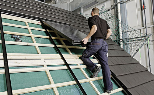 
Auch beim InDaX-System von Schott Solar werden die Montageschienen direkt auf der Lattung befestigt. Anschließend hängt der Installateur die Paneele wie Schindeln übereinander ein.
