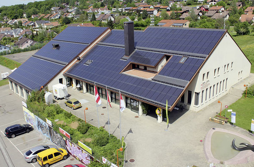 <p>
Komplettes Solardach im eidgenössischen Hoftstetten: Dort wurde das Indachsystem Easy-In verbaut. Rechnet man die eingesparte Ziegeleindeckung ein, erhöht sich die Wirtschaftlichkeit der Solaranlage beträchtlich.
</p> - © Foto: Solarwatt GmbH

