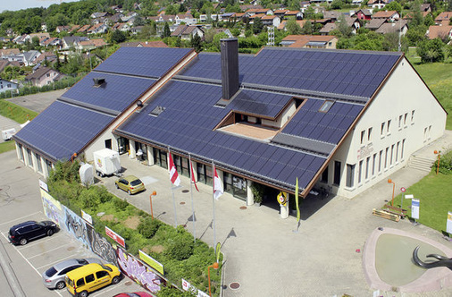 
Komplettes Solardach im eidgenössischen Hoftstetten: Dort wurde das Indachsystem Easy-In verbaut. Rechnet man die eingesparte Ziegeleindeckung ein, erhöht sich die Wirtschaftlichkeit der Solaranlage beträchtlich.
