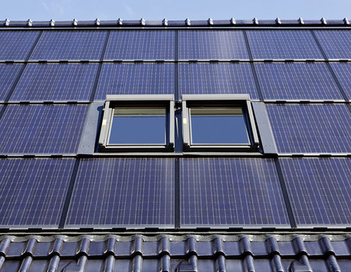 
Dieses Dachfenster wurde durch Bleche unauffällig in die Solaranlage integriert.
