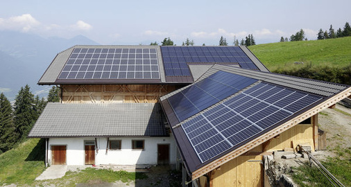 <p>
Mehrere Modulflächen auf dem Wirtschaftsgebäude eines landwirtschaftlichen Betriebs im italienischen St. Andrä. Die Solaranlage schließt zur Dachkante mit Schmuckziegeln oder Blechen ab.
</p> - © Foto: Solarwatt GmbH


