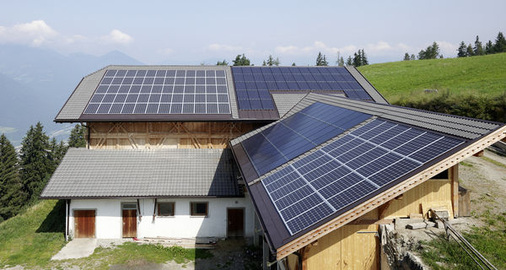 
Mehrere Modulflächen auf dem Wirtschaftsgebäude eines landwirtschaftlichen Betriebs im italienischen St. Andrä. Die Solaranlage schließt zur Dachkante mit Schmuckziegeln oder Blechen ab.
