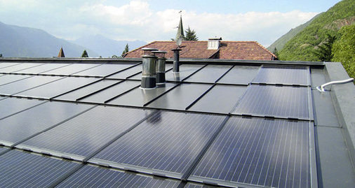 
Nahezu homogene Solarfläche mit fachgerechter Integration der Kamine in speziellen Blechen, die den Schattenwurf abdecken. Auch solche Einbauten müssen regendicht sein.
