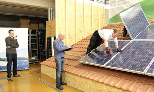 
Test des Montagesystems Novotegra auf einem Übungsschrägdach bei Baywa r.e. mit DGS-Gutachter Gordon Karg, 
photovoltaik
-Redakteur William Vorsatz und Monteur Helmut Wanner (v. l. n. r.)
