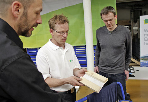 
Thomas Pfaff, Teamleiter der Abteilung Montagesysteme, und Monteur Helmut Wanner, beide von Baywa r.e. Solarsysteme, informieren den DGS-Gutachter Karg 


(v. l. n. r.) über verschiedene Details zum Montagesystem Novotegra. Dazu ist vor und nach dem Testaufbau genügend Zeit.
